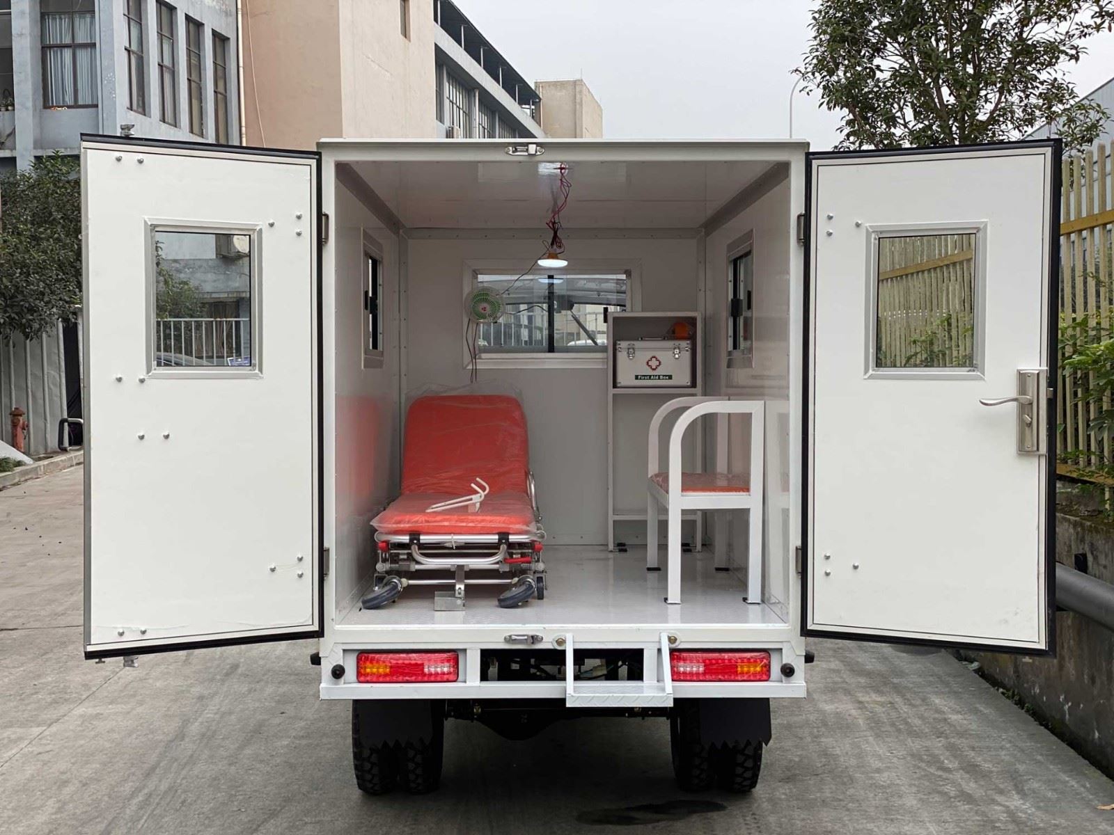 Semi Cabin ambulance 200cc tricycle OEM